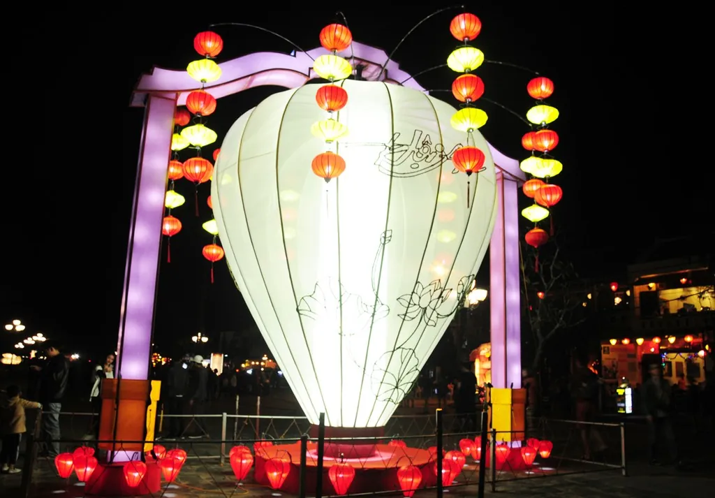 Phố cổ Hội An bừng sáng chờ đón năm mới Phố cổ Hội An bừng sáng chờ đón năm mới