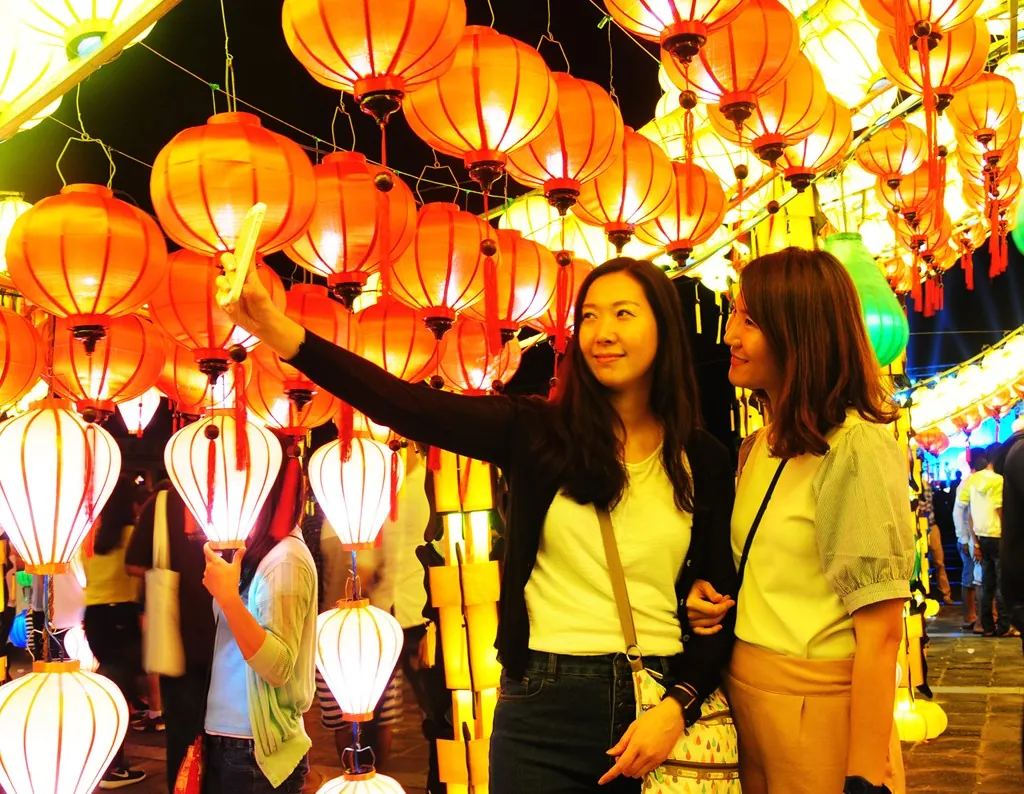 Phố cổ Hội An bừng sáng chờ đón năm mới Phố cổ Hội An bừng sáng chờ đón năm mới