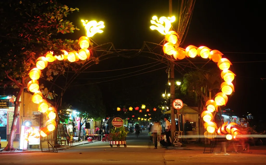 Phố cổ Hội An bừng sáng chờ đón năm mới