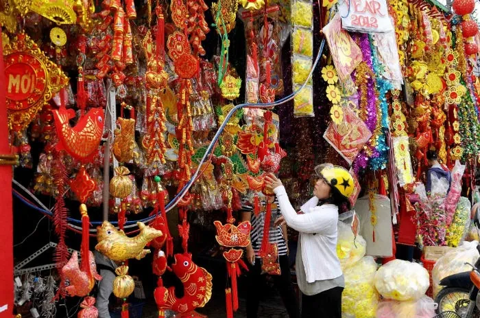 Quận 6 có gì chơi giữa Sài Gòn hoa lệ? Từ quận 6, bạn có thể đi chơi ở chợ Lớn, phố Hoa dọc kênh Tẻ