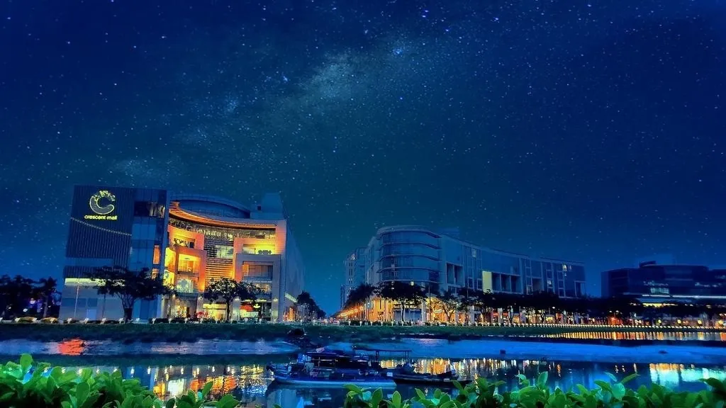 Cresent Mall nổi bật giữa trời sao