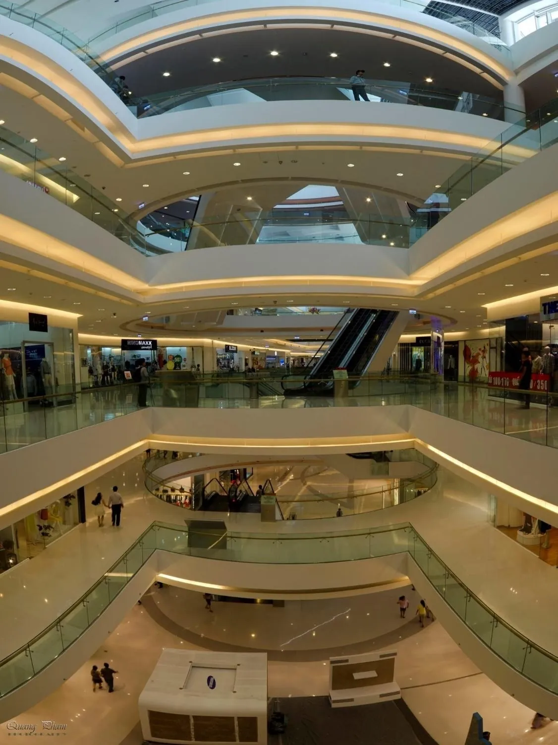 Toàn cảnh bên trong Cresent Mall