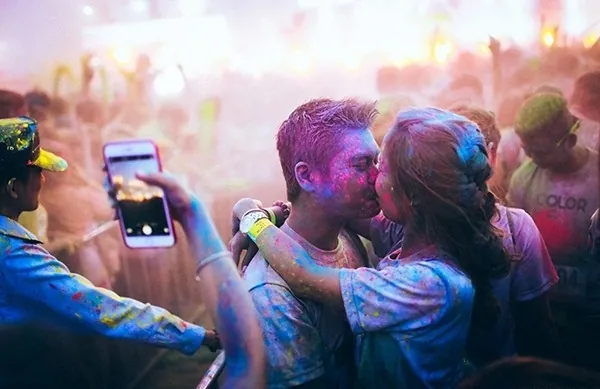 Cả những nụ hôn nồng cháy giữa sắc màu Color Me Run