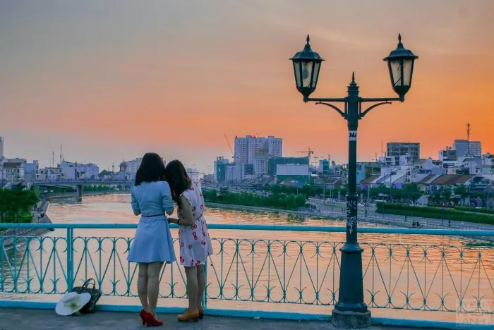 Sài Gòn Quận 1 có gì chơi trong những ngày này ? Lên cầu Mống tụ tập nói chuyện, và cả chụp ảnh nữa