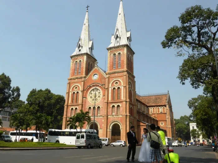 Sài Gòn Quận 1 có gì chơi trong những ngày này ? Nhà thờ Đức Bà chụp hình cưới đẹp lắm đấy