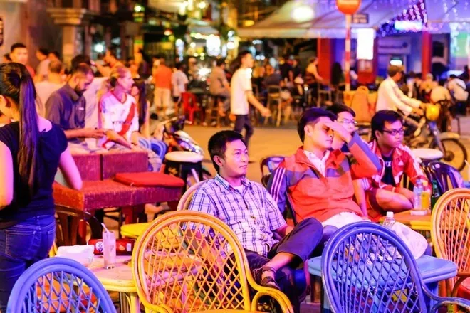 Sài Gòn Quận 1 có gì chơi trong những ngày này ? Đơn giản là đến ngồi, gọi một chai bia và tận hưởng không khí Sài Gòn về đêm