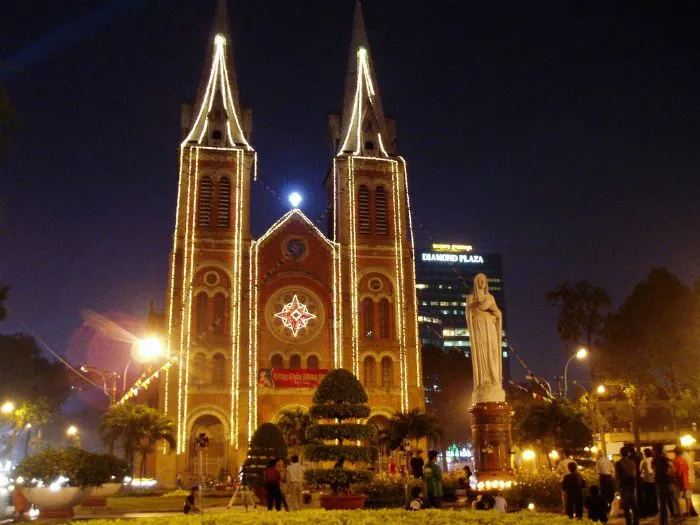 Sài Gòn trang hoàng rực rỡ đón Giáng sinh Sài Gòn trang hoàng rực rỡ đón Giáng sinh