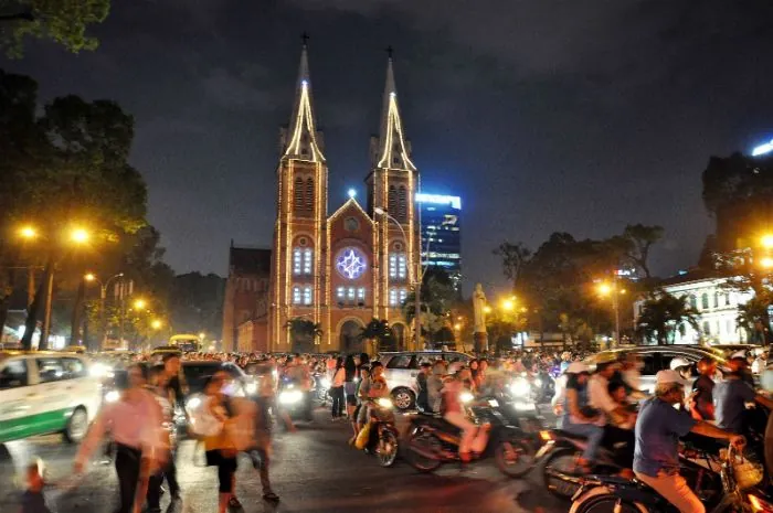 Sài Gòn trang hoàng rực rỡ đón Giáng sinh Sài Gòn trang hoàng rực rỡ đón Giáng sinh