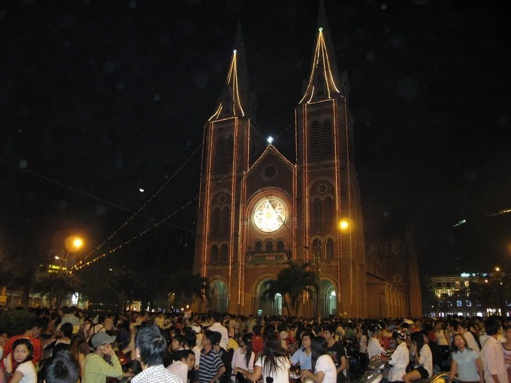 Sài Gòn trang hoàng rực rỡ đón Giáng sinh Sài Gòn trang hoàng rực rỡ đón Giáng sinh
