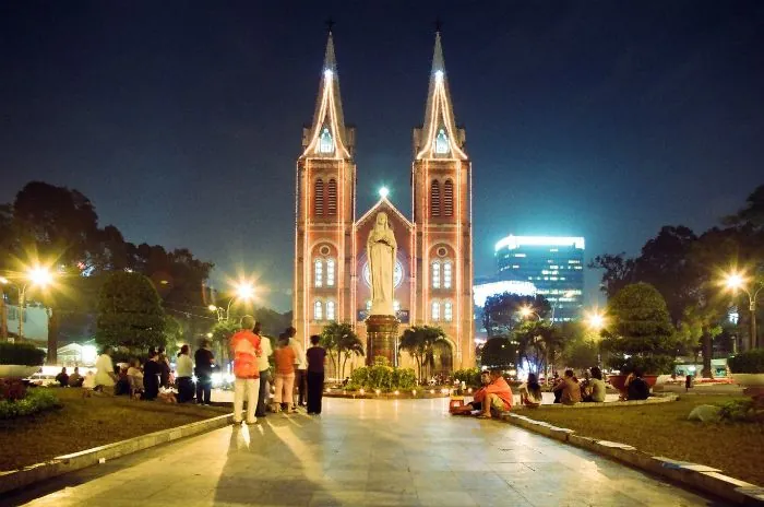 Sài Gòn trang hoàng rực rỡ đón Giáng sinh Sài Gòn trang hoàng rực rỡ đón Giáng sinh
