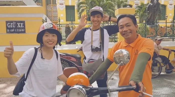 Hội Vespa chuyên phục vụ khách Tây tại Sài Gòn