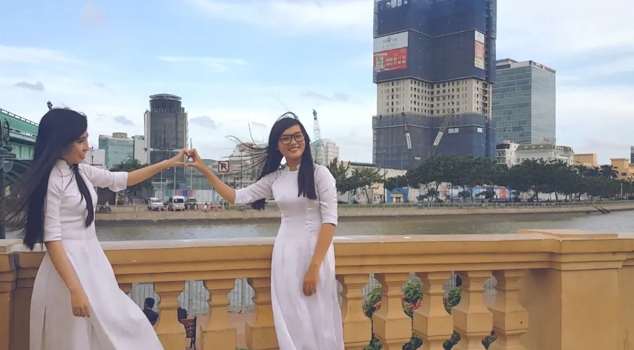 Vẻ đẹp của tà áo dài nữ sinh