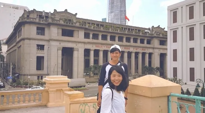 Nơi đây có thể nhìn thẳng ra ngân hàng nhà nước Việt Nam, một trong những tòa nhà cổ kính nhất Sài Gòn