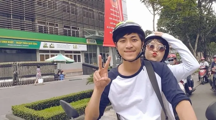 Kết thúc chuyến hành trình, đôi bạn trẻ cùng đèo nhau về