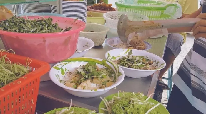 Bún bò Huế cực lạ miệng với cách nấu của người Sài Gòn