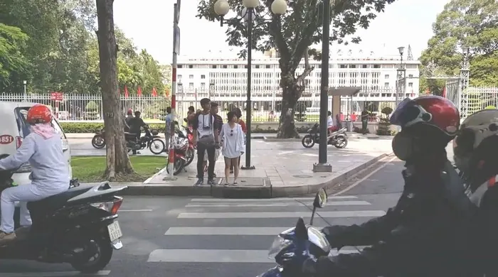 Đôi chút băn khoăn, sợ sệt với dòng xe chạy mãi không dứt của Sài Gòn