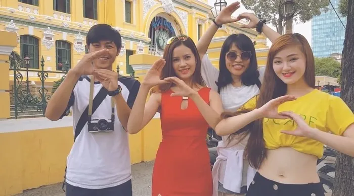 Pose hình với người Sài Gòn trước bưu điện thành phố