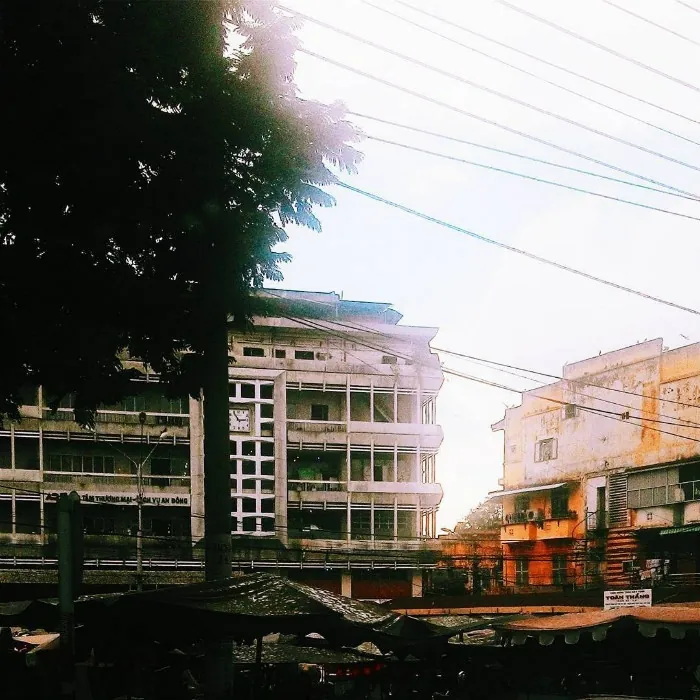 Sài Gòn xưa qua những tấm ảnh chung cư cũ trên Instagram Sài Gòn-Những lớp sơn phai màu, loang lổ theo thời gian