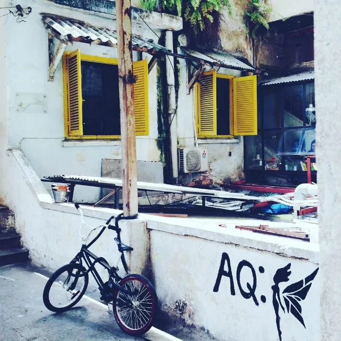 Sài Gòn xưa qua những tấm ảnh chung cư cũ trên Instagram Sài Gòn-Một góc chung cư cũ kĩ ở Sài thành