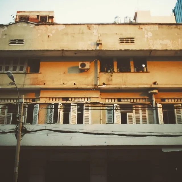 Sài Gòn xưa qua những tấm ảnh chung cư cũ trên Instagram Sài Gòn-Màu vàng đất - sắc màu trôi theo dòng thời gian