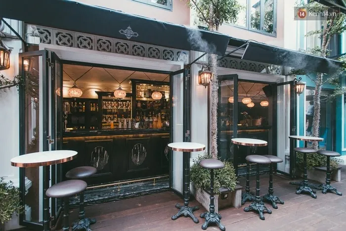 Một nhà hàng, quán rượu khá sang trọng đặt ở ngay mặt tiền đường Saigon Garden
