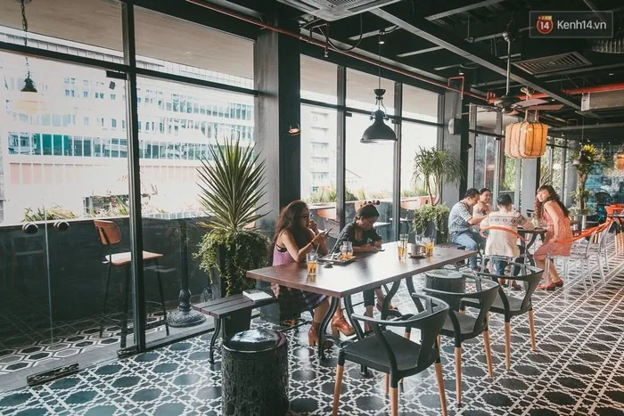 Bên trong một nhà hàng chuyên phục vụ món Việt của khu tổ hợp Saigon Garden.