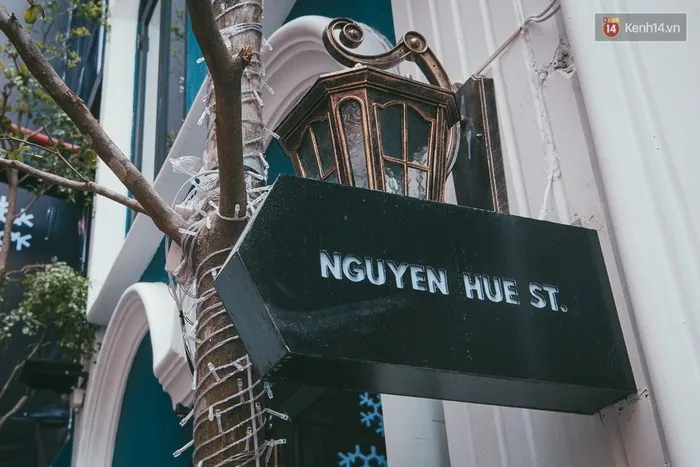 Tên của những cửa hàng nơi Saigon Garden cũng được thiết kế giống như bảng tên trên phố.