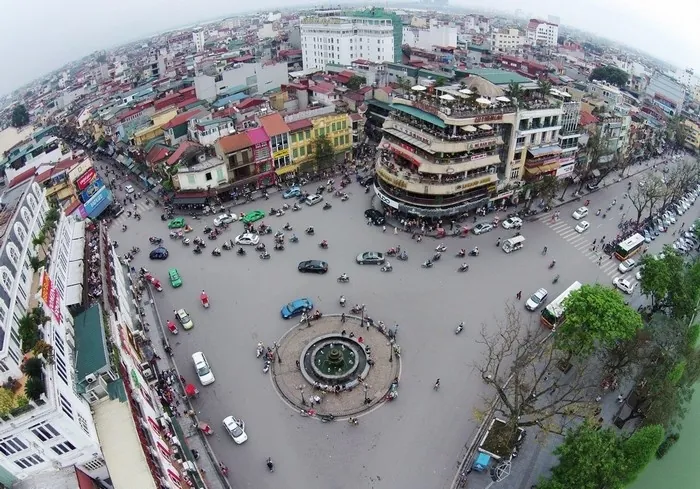 So sánh những địa danh tương đồng khi du lịch Sài Gòn và Hà Nội Đài phun nước Bờ Hồ nằm giữa một giao lộ rộng lớn