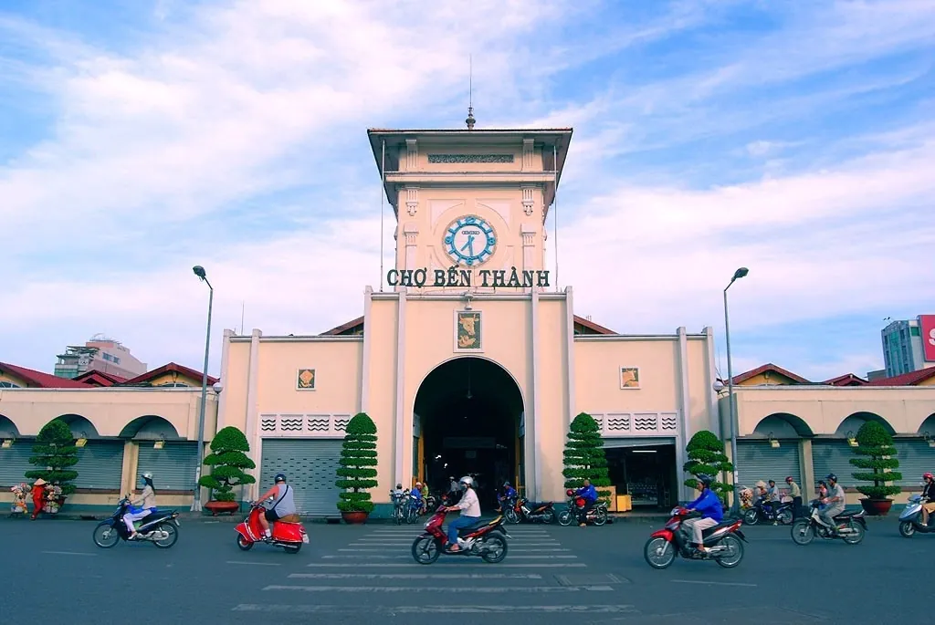 So sánh những địa danh tương đồng khi du lịch Sài Gòn và Hà Nội Chợ Bến Thành là biểu tượng của Sài Gòn