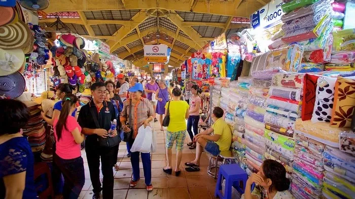 So sánh những địa danh tương đồng khi du lịch Sài Gòn và Hà Nội Bến Thành và Đồng Xuân đều là những chợ đầu mối lớn (hình ảnh gian hàng bên trong chợ Bến Thành)