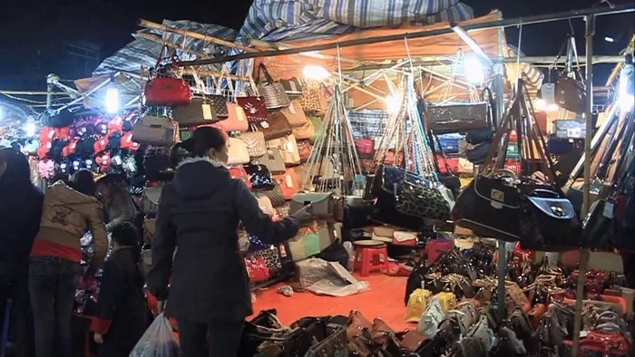 So sánh những địa danh tương đồng khi du lịch Sài Gòn và Hà Nội Cả hai chợ đều nhộn nhịp, tấp nập về đêm (hình ảnh chợ đêm Đồng Xuân)