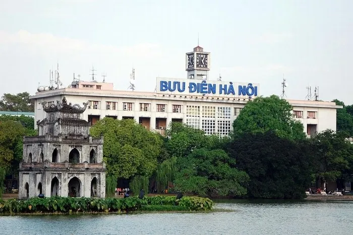So sánh những địa danh tương đồng khi du lịch Sài Gòn và Hà Nội Chiếc đồng hồ trên nóc bưu điện Hà Nội là chứng nhân lịch sử gần 40 năm