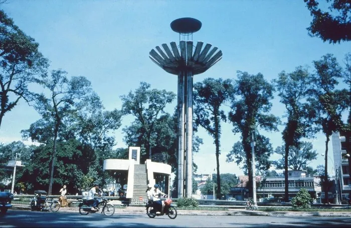 So sánh những địa danh tương đồng khi du lịch Sài Gòn và Hà Nội Ngày trước, vòng xoay Hồ Con Rùa có tên là công trường Quốc Tế