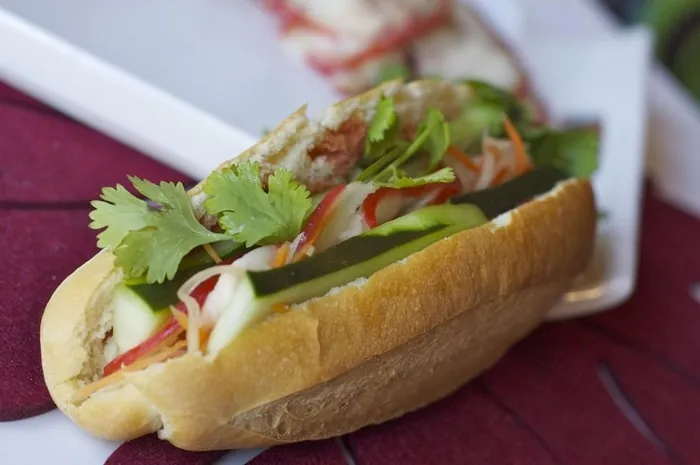Tất tần tật về kinh nghiệm du lịch Sài Gòn Bánh mì là món ăn rất đơn giản nhưng lại vô cùng hấp dẫn