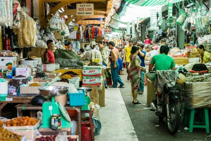 Chợ Bình Tây mang màu sắc đông đúc