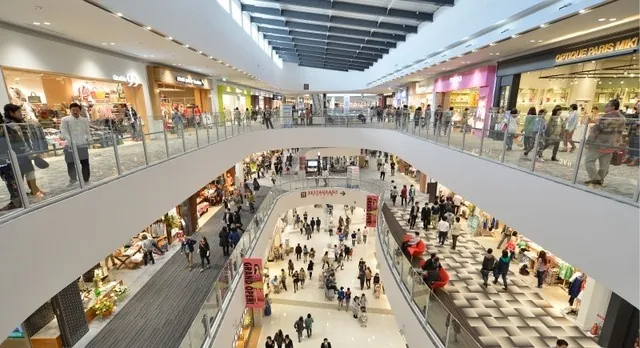 Aeon Mall thu hút đông đảo khách đến tham quan và mua sắm