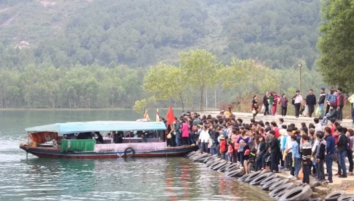 Trẩy hội khai xuân ở chùa Hương Tích - Hà Tĩnh Trẩy hội khai xuân ở chùa Hương Tích Hà Tĩnh