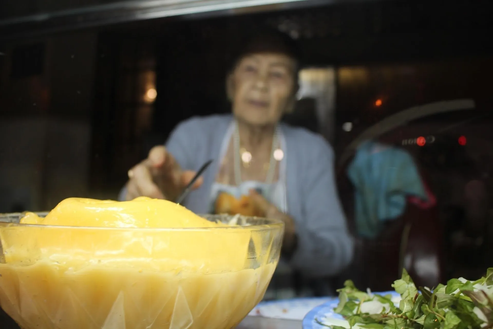Trên tay ổ bánh mì ngon nhất Việt Nam của Madam Khánh Trên tay ổ bánh mì ngon nhất Việt Nam của Madam Khánh