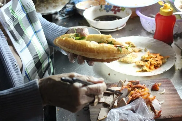 Trên tay ổ bánh mì ngon nhất Việt Nam của Madam Khánh Trên tay ổ bánh mì ngon nhất Việt Nam của Madam Khánh