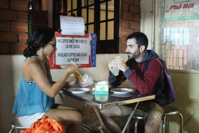 Trên tay ổ bánh mì ngon nhất Việt Nam của Madam Khánh Trên tay ổ bánh mì ngon nhất Việt Nam của Madam Khánh