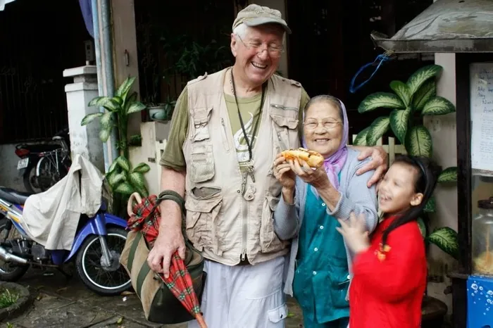 Trên tay ổ bánh mì ngon nhất Việt Nam của Madam Khánh Trên tay ổ bánh mì ngon nhất Việt Nam của Madam Khánh