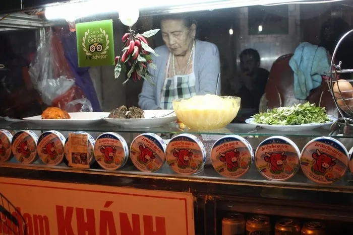 Trên tay ổ bánh mì ngon nhất Việt Nam của Madam Khánh Trên tay ổ bánh mì ngon nhất Việt Nam của Madam Khánh