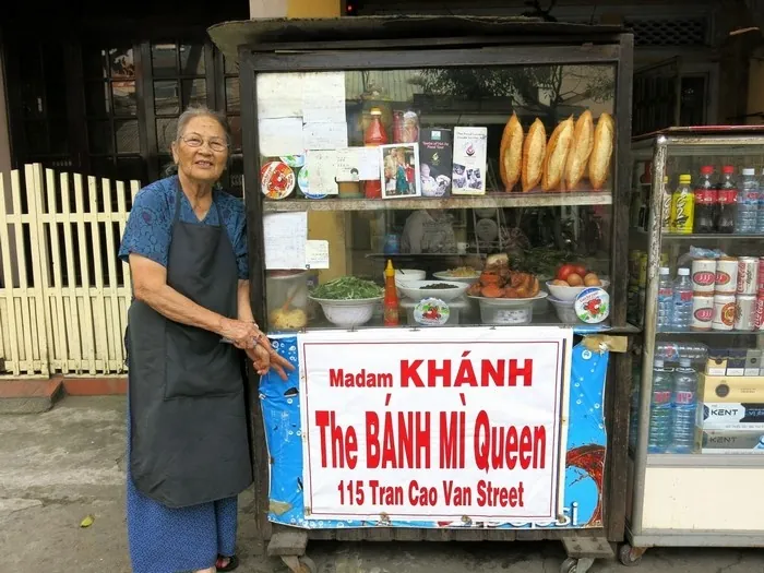 Trên tay ổ bánh mì ngon nhất Việt Nam của Madam Khánh Trên tay ổ bánh mì ngon nhất Việt Nam của Madam Khánh