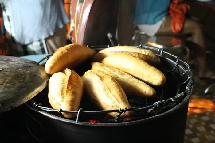 Trên tay ổ bánh mì ngon nhất Việt Nam của Madam Khánh Trên tay ổ bánh mì ngon nhất Việt Nam của Madam Khánh