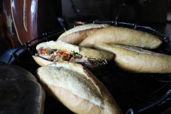 Trên tay ổ bánh mì ngon nhất Việt Nam của Madam Khánh Trên tay ổ bánh mì ngon nhất Việt Nam của Madam Khánh