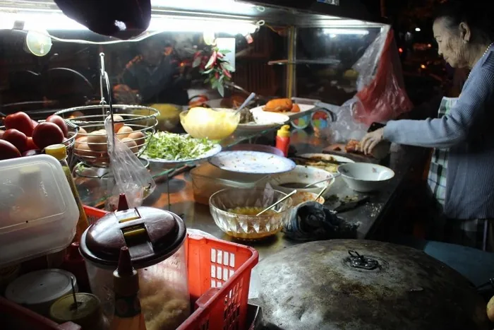 Trên tay ổ bánh mì ngon nhất Việt Nam của Madam Khánh Trên tay ổ bánh mì ngon nhất Việt Nam của Madam Khánh