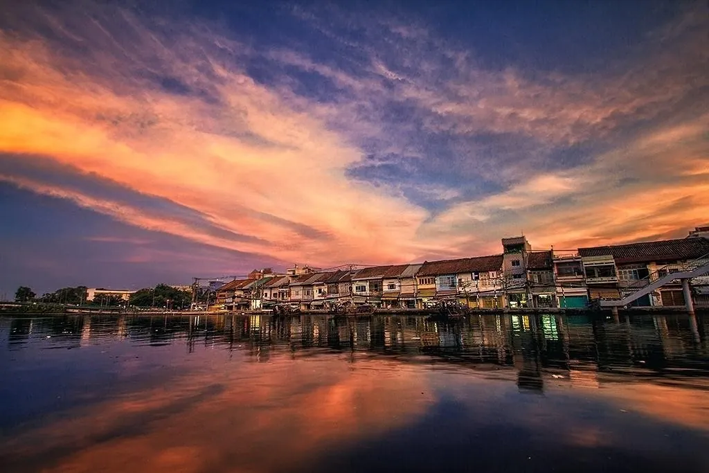 Những ngôi nhà ven sông
