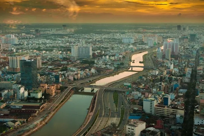 Sài Gòn như con rắn dài