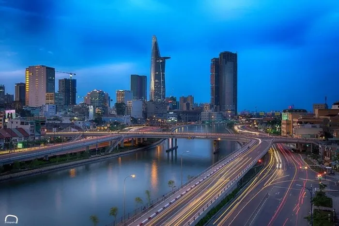 Kênh Tàu Hũ nghiêng mình bên đại lộ Võ Văn Kiệt