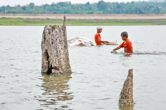 Vẻ đẹp lãng du trên lòng hồ Ea Kao Vẻ đẹp lãng du trên lòng hồ Ea Kao